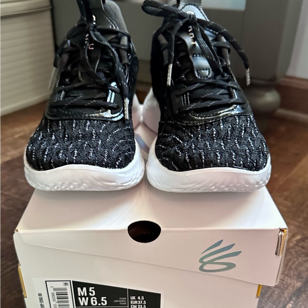 🎆NIB-Youth 4 Curry Flow 9 NEW IN BOX - black/black/white (youth size 4) - Picture 6 of 10